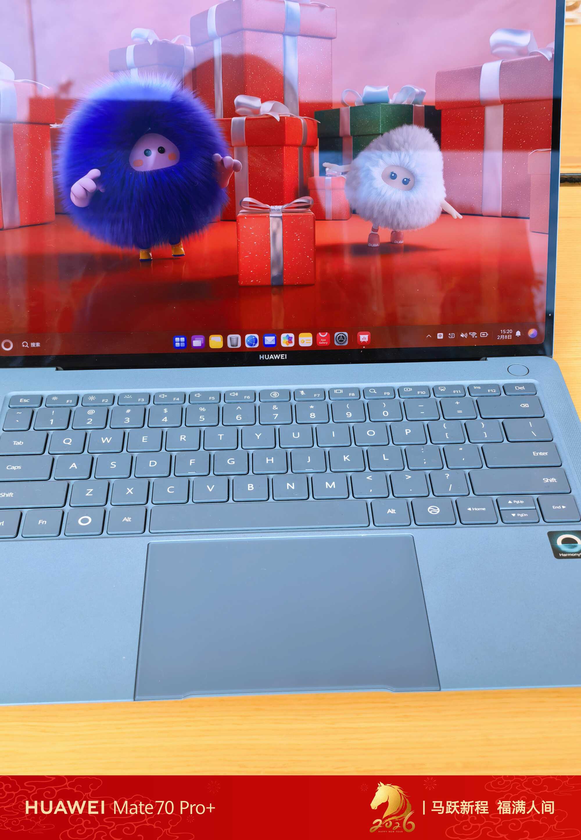 憨憨跳跳嘿嘿搬礼盒送祝福：2026新年屏保