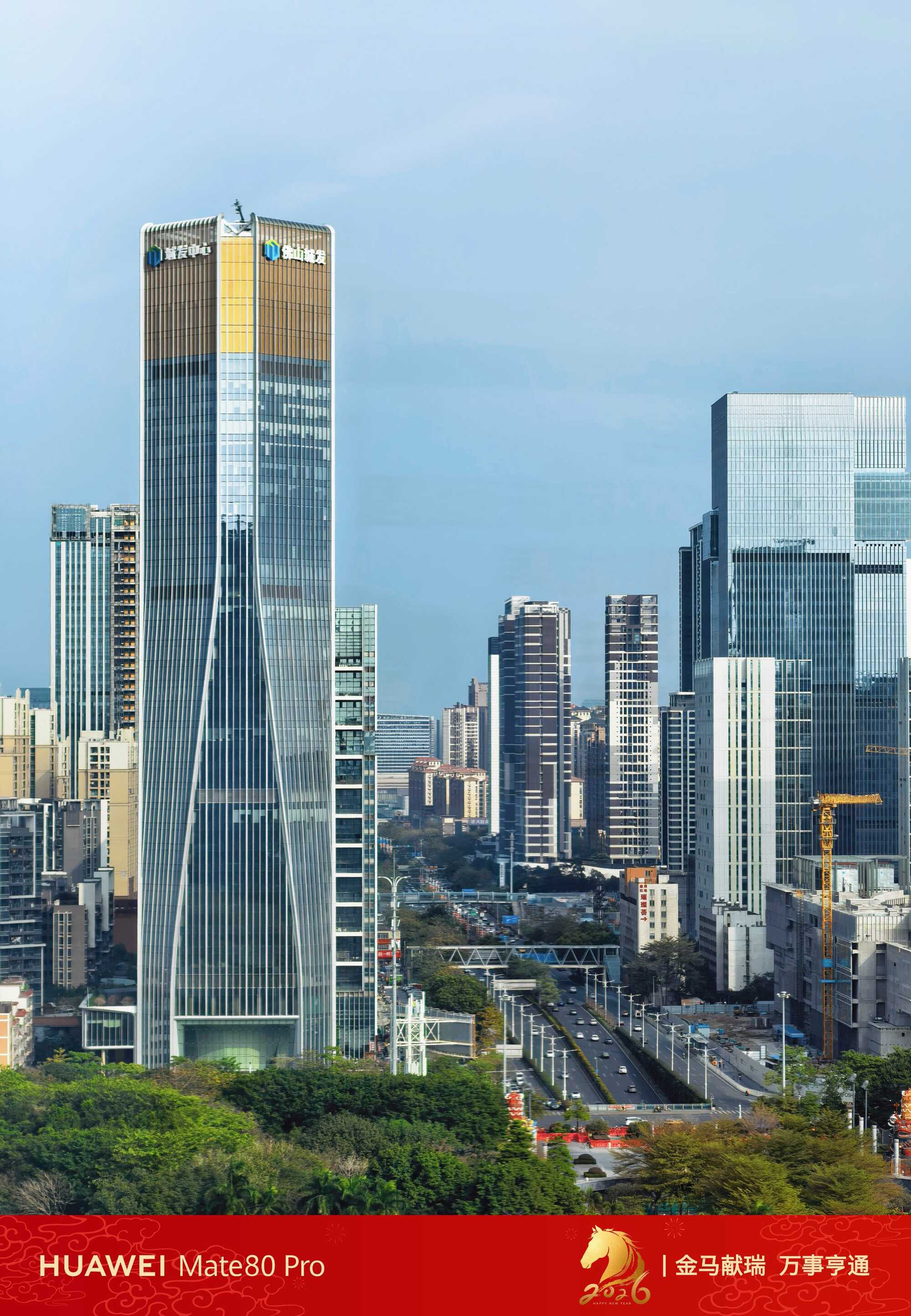 用镜头捕捉城市肌理的瞬间，才懂光影里藏着的年味有多动人