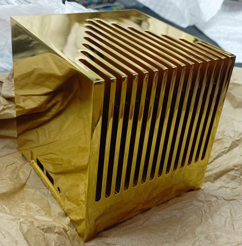 13 公斤纯金无风扇迷你主机：当材料贵贱遇上功能强弱