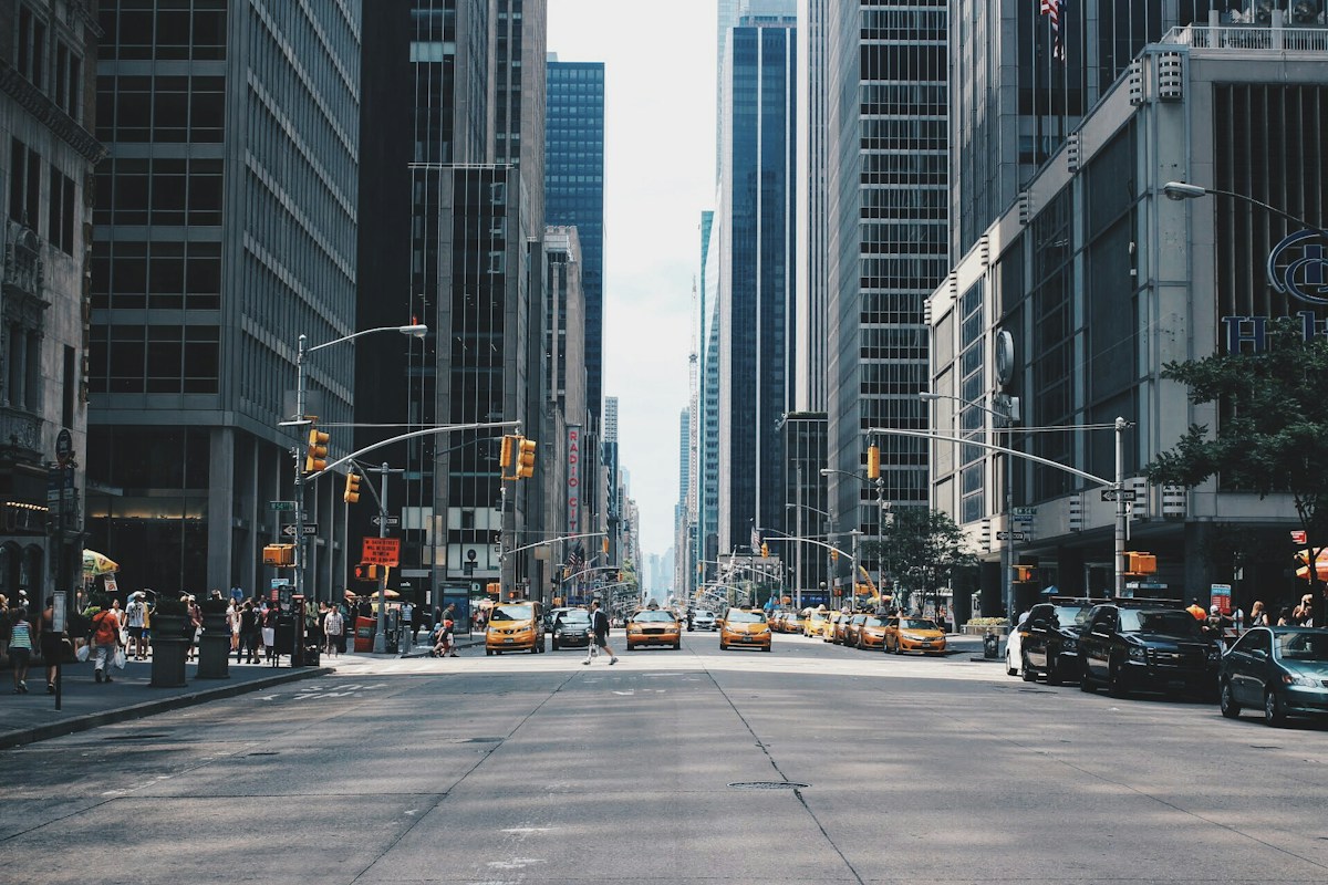 长假第二天的城市：空下来的地铁，慢下来的早晨